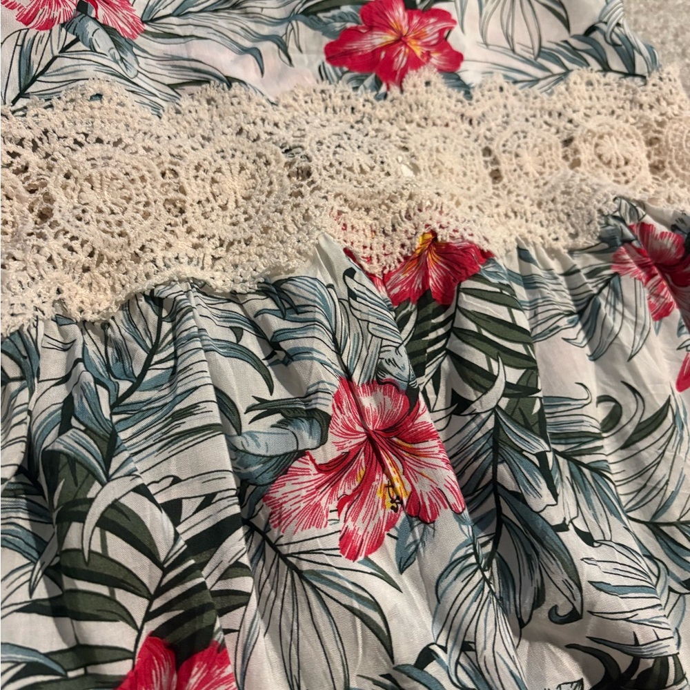 Floral Print romper with Lace Detail - Picture 2 of 6